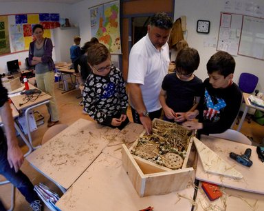 Leerlingen en ouders NSV2 Nijmegen bouwen insectenhotels