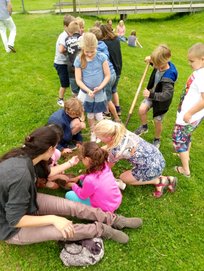 Kinderen analyseren de bodem voor juiste keuze planten (zaden)